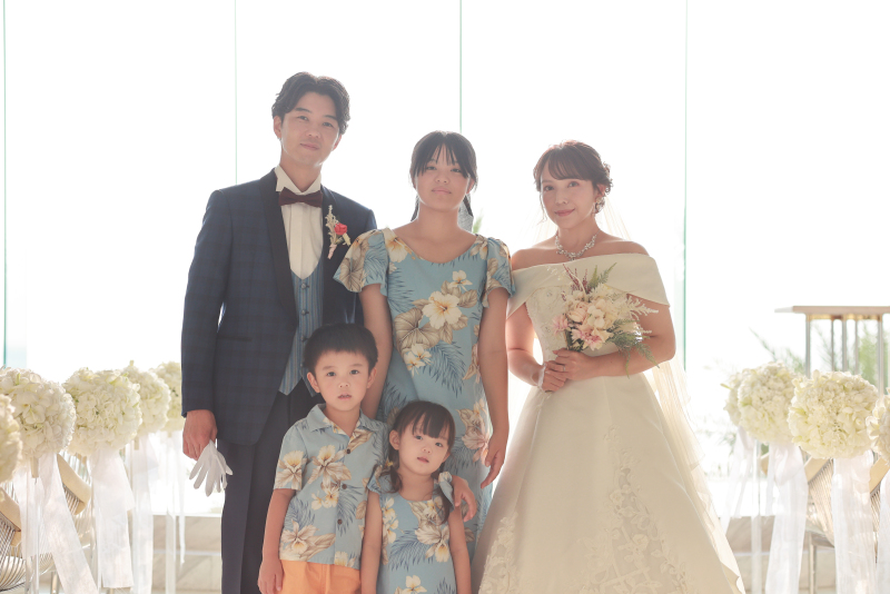 優しい柔らかな光が差込むチャペルでファミリー写真