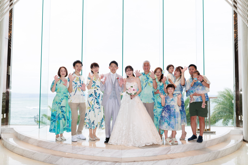 リゾートチャペルでふたりの結婚を記念した集合写真