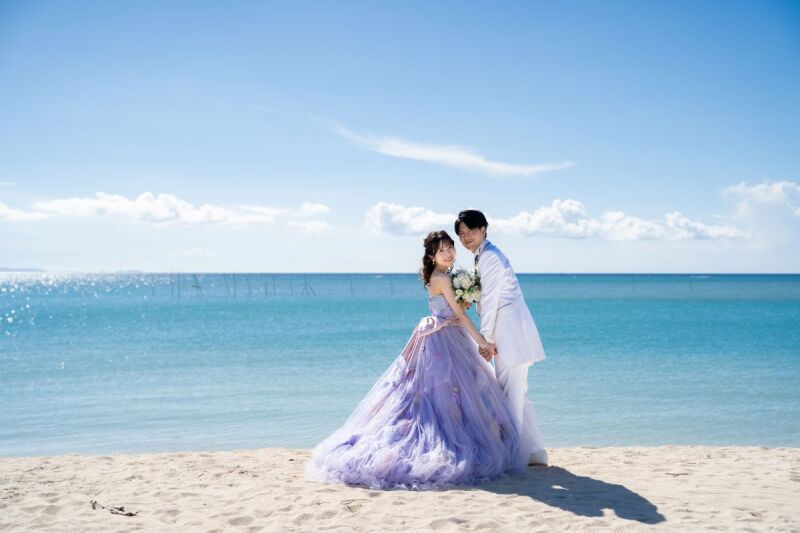 ビーチ撮影を意識して選んだおふたりの衣裳をご紹介