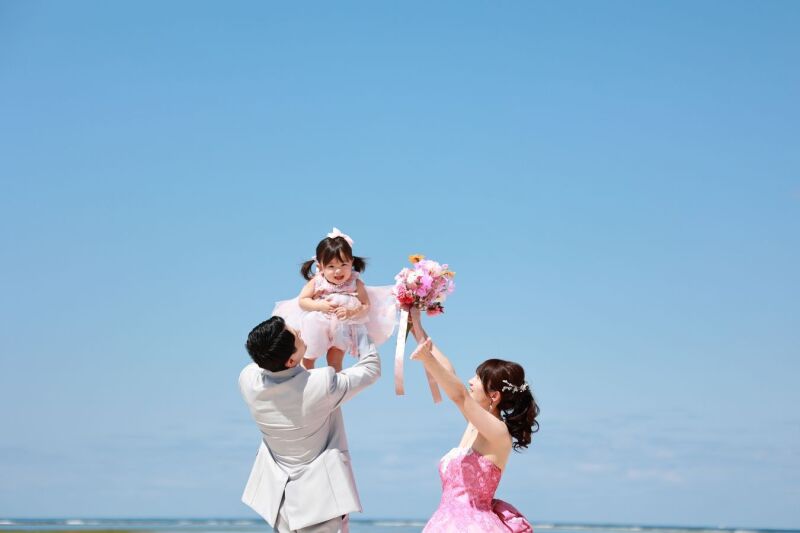 見ているだけで笑顔が溢れる素敵な家族写真♡