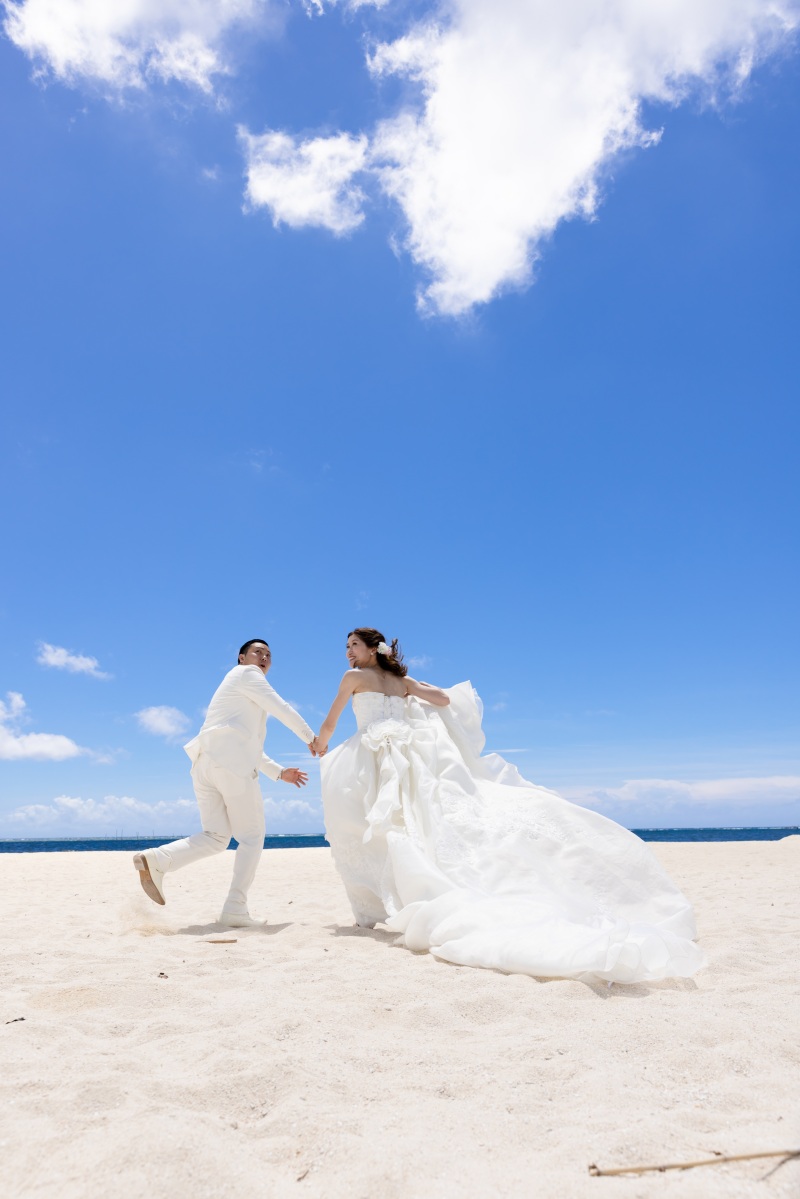 砂浜を駆け出す