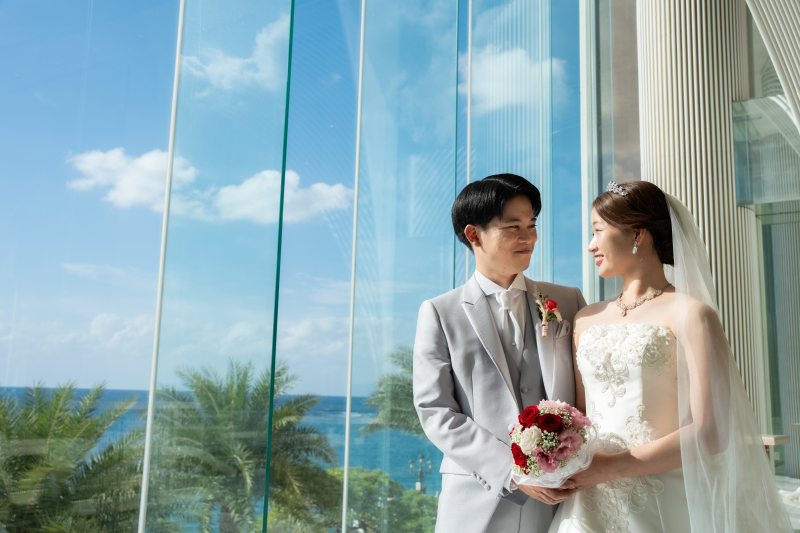 見つめ合うふたりの背景には気持ちよく晴れた青い空