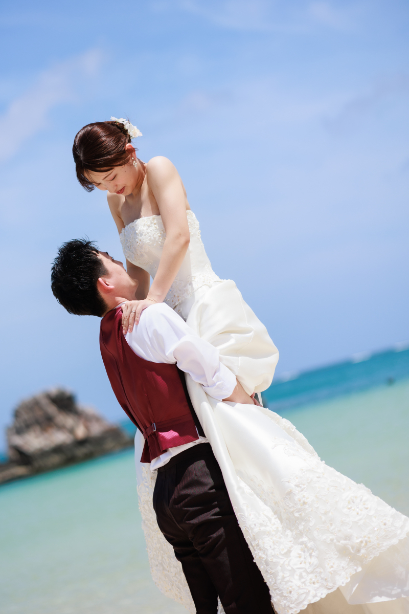 沖縄の海をバックに!迫力ある抱き上げショット♡♡