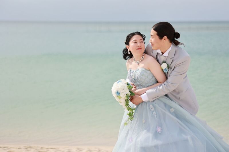 波音に包まれて、ふたりだけの笑顔