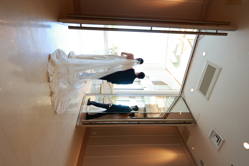 扉が開いた瞬間に差し込む光、新郎新婦のご入場です