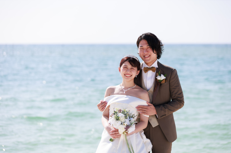 青い海をバックに♡笑顔溢れるおふたり♪