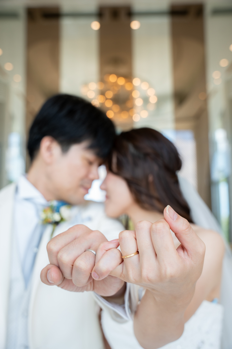 おそろいの結婚指輪がキラリと光るラストショット☆