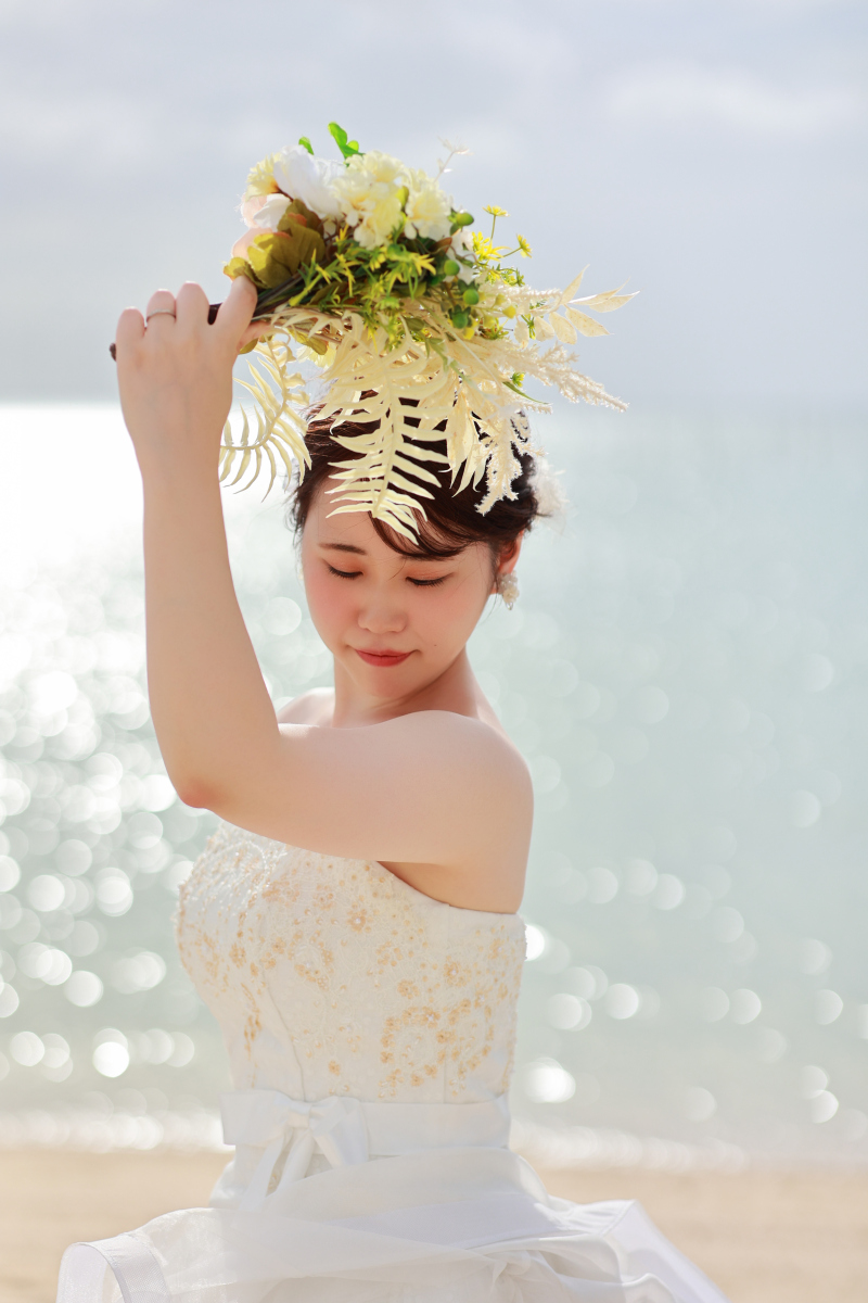 キラキラ輝くビーチを背景に美しい花嫁姿を記録する