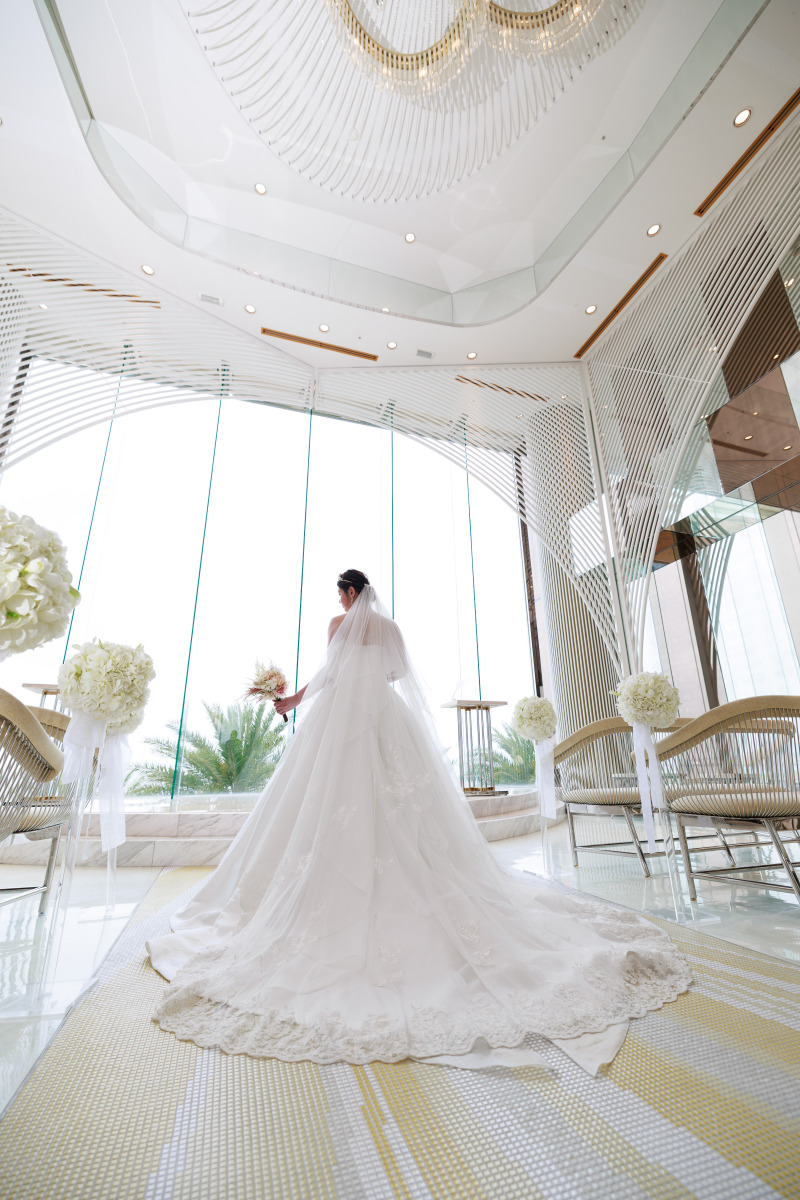 上品なドレスに包まれた美しい新婦様のソロショット