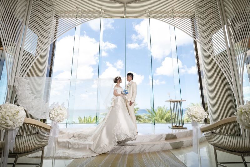 窓から美しい海が見えるチャペルでなびかせショット