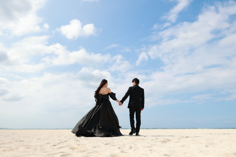 ふたりで波打ち際を歩く、ただそれだけで幸せです♡