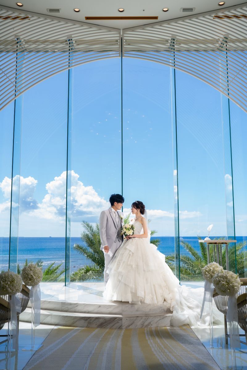 まるで絵画のような、美しい青い空と青い海を背景に