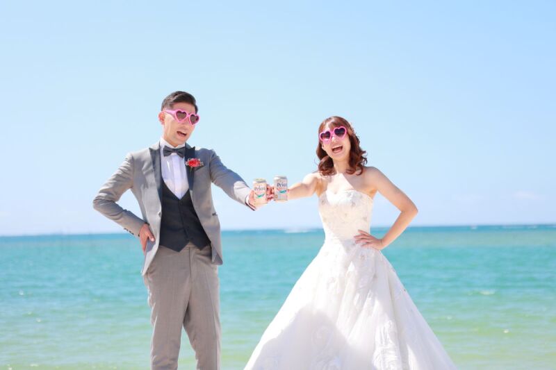 青い海と白い砂浜で永遠の誓いを交わす2人の記念日