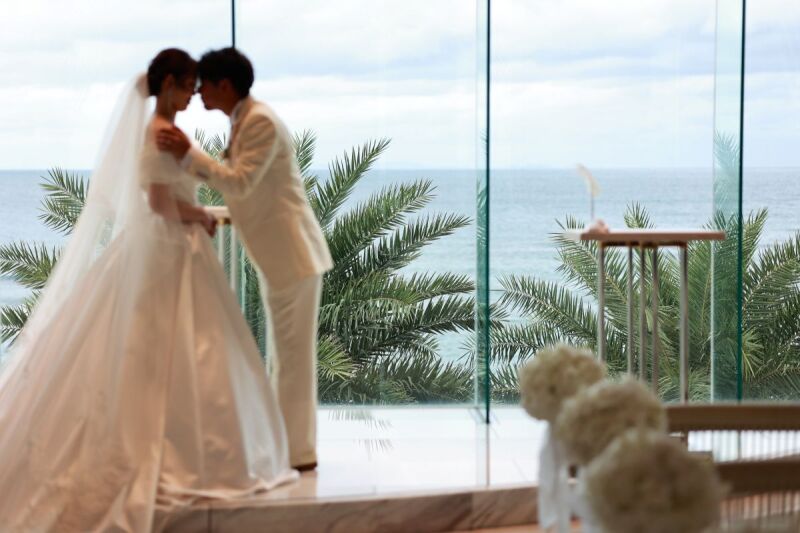 海を望む祭壇で交わす、永遠のキス