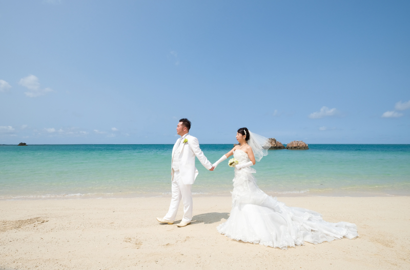 美しい海をバックに