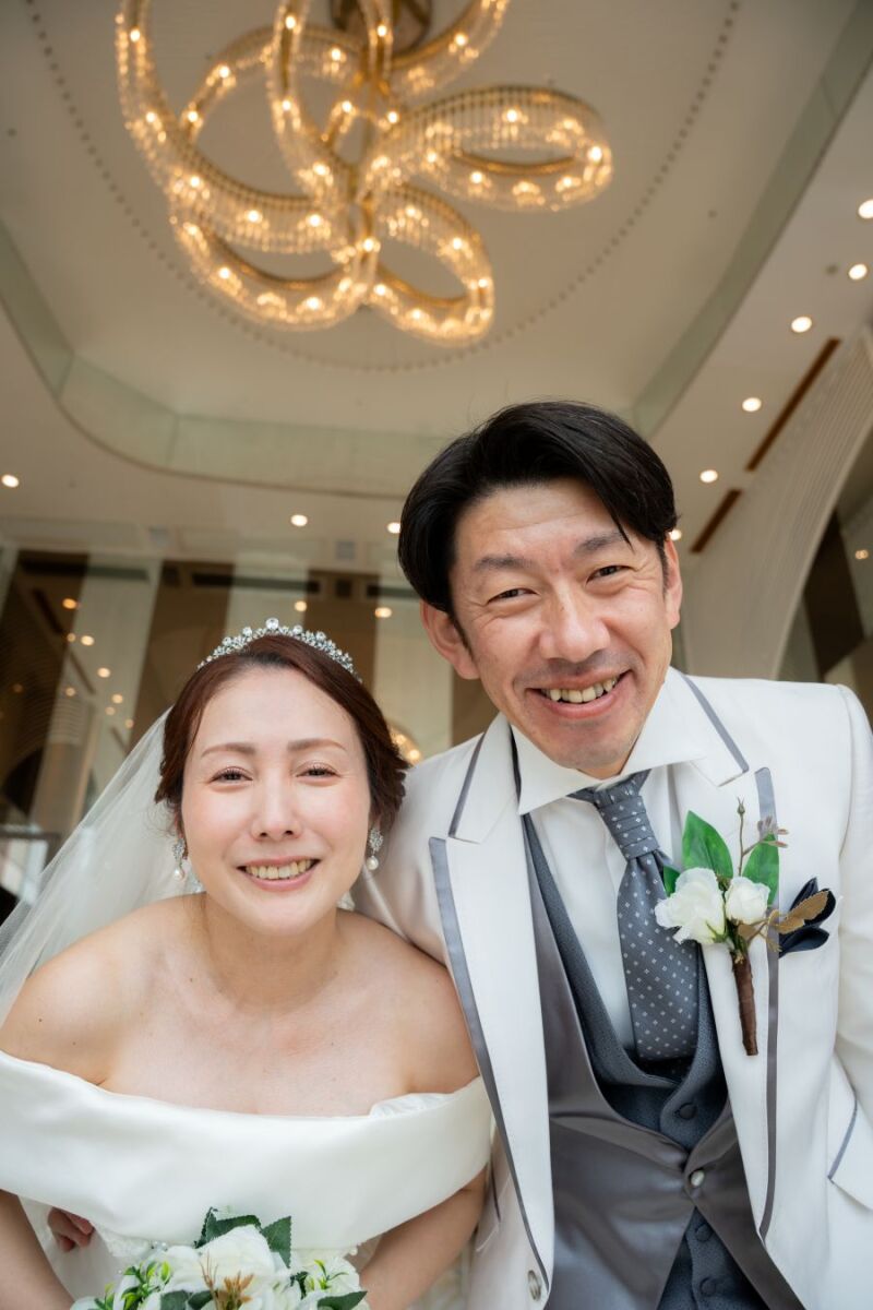 煌めくシャンデリアが優しくふたりを見守っています