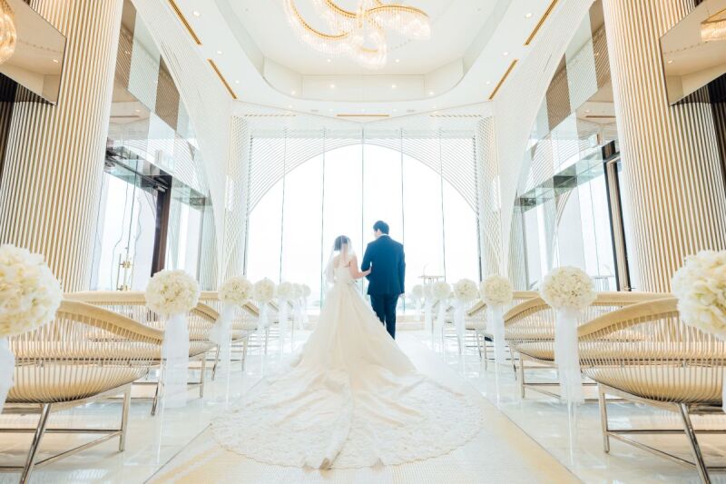 花嫁さまの長いトレーンがとても美しくて神秘的☆彡