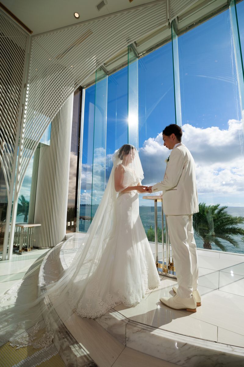 正面の大きなガラス窓から美しい海が見えるチャペル