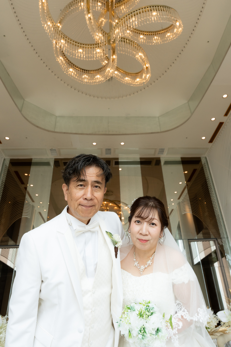 おふたりを見守る、花をモチーフにしたシャンデリア