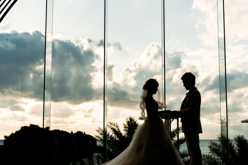 光に浮かぶシルエットのふたり