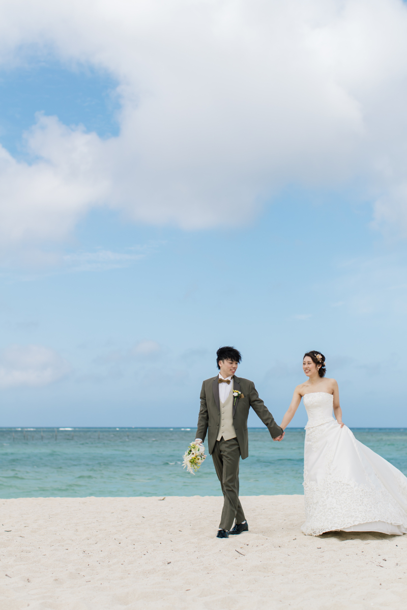 おふたりで沖縄の海をお散歩♪