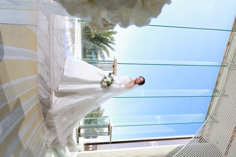 華麗なドレスに包まれた美しい新婦様のソロショット