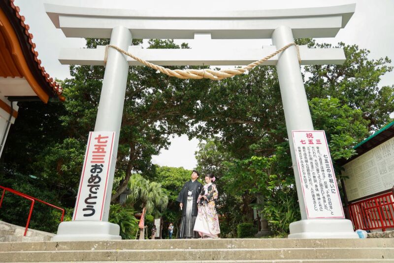 シンプルでありながらも力強いデザインの鳥居の前で