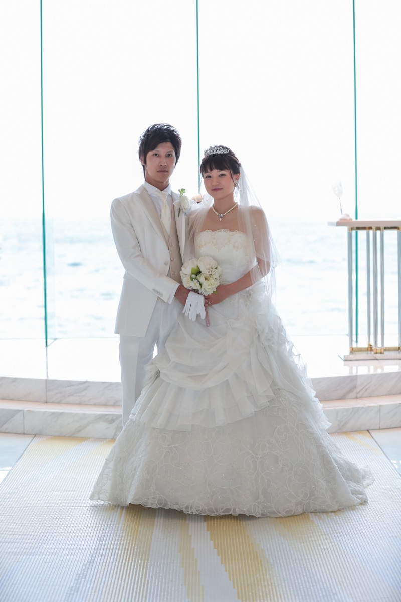 海をバックにチャペルで