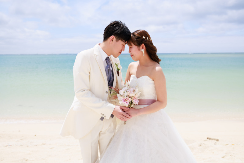 空と海が祝うふたりと家族のリゾートウエディング