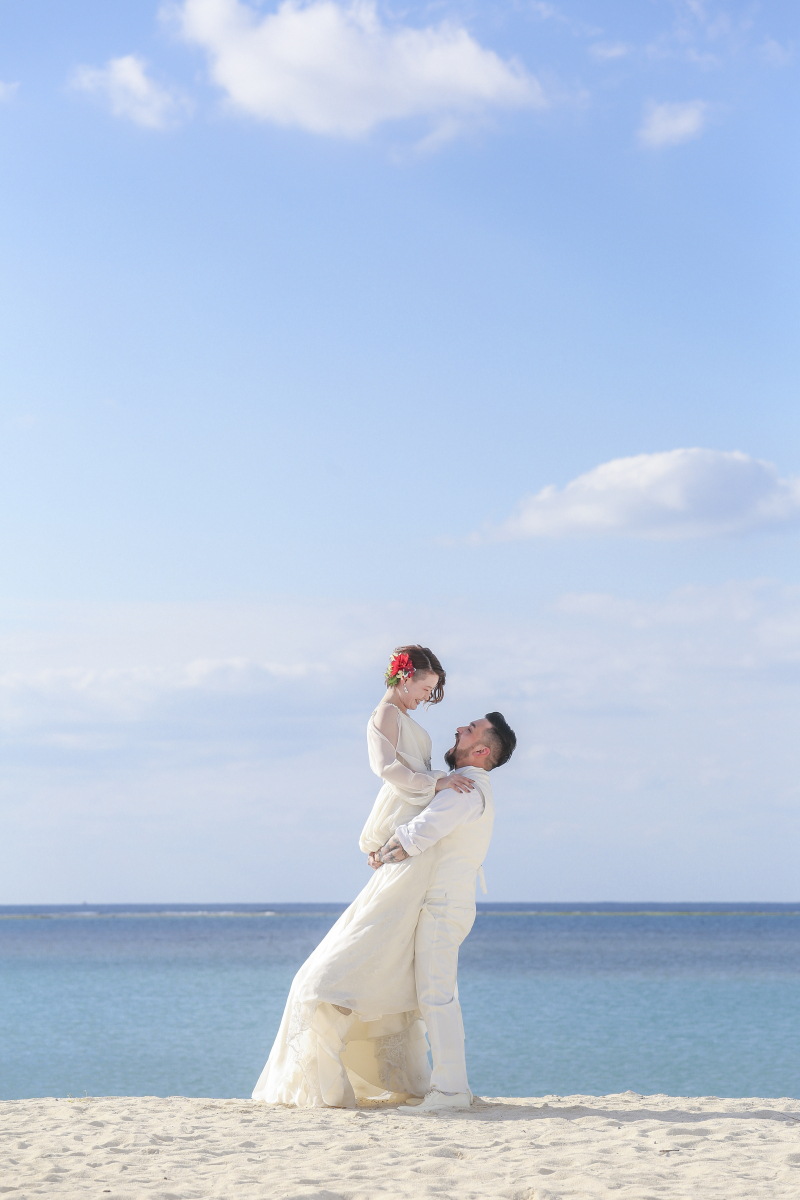 ビーチをバックに