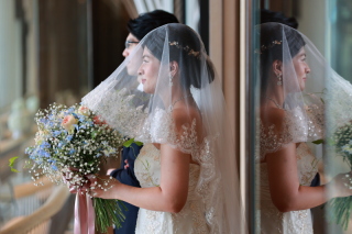 海が見えるガラス張りチャペルのロケーションフォトウエディング