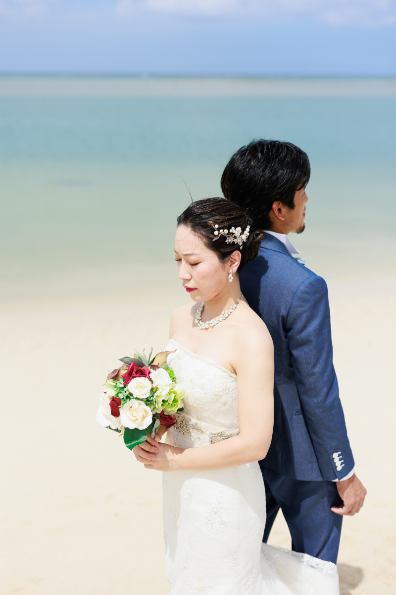 背中合わせで