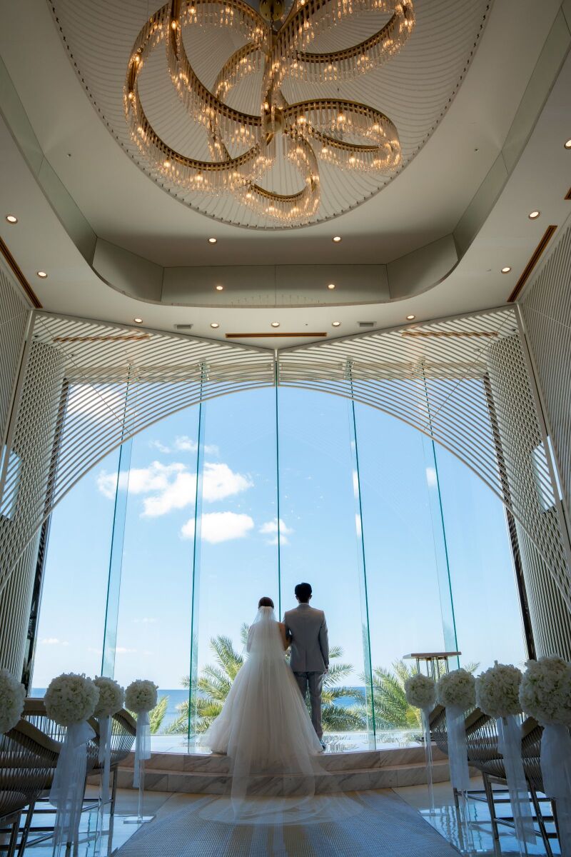 神秘的なチャペルで絆を結ぶ、ふたりのシルエット&hearts;