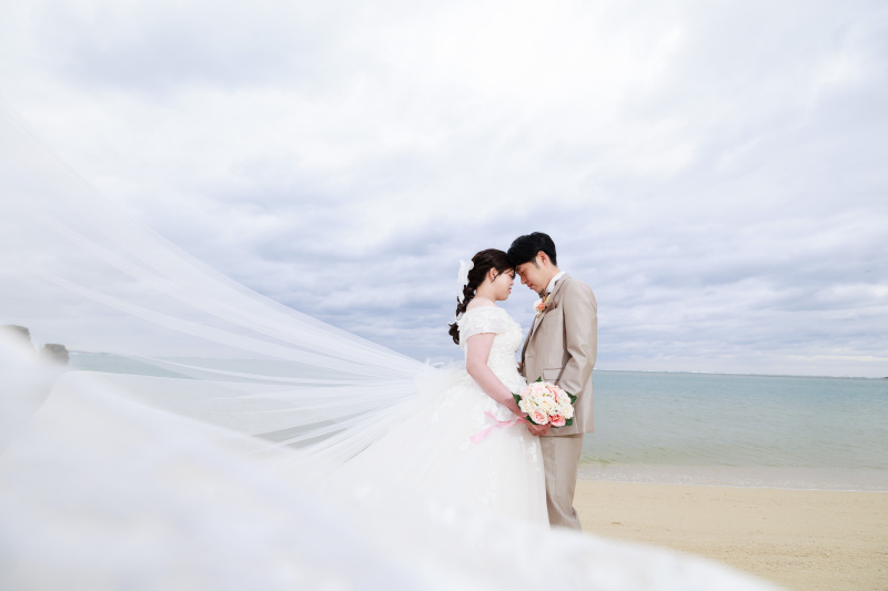 優しい自然光に包まれて、おふたりの幸せオーラ全開