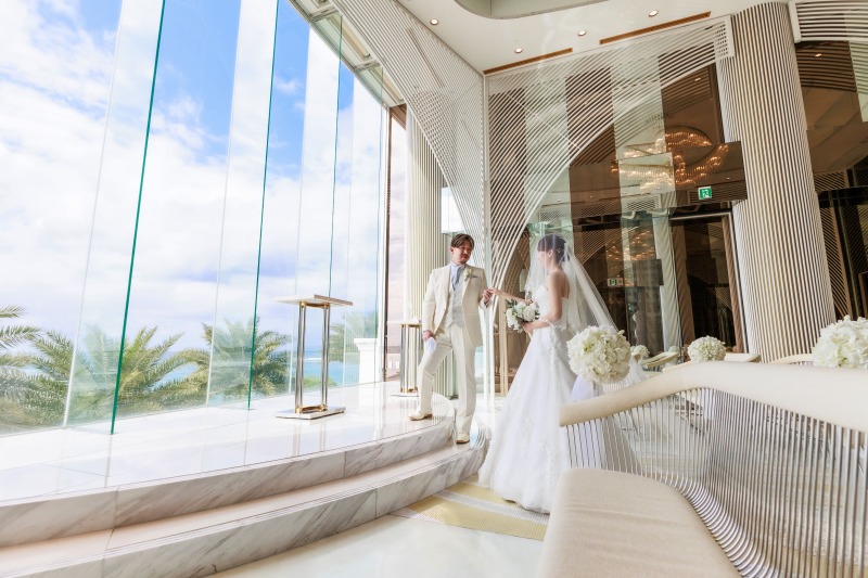 優しい自然光に包まれて、手を取り合う2人♡