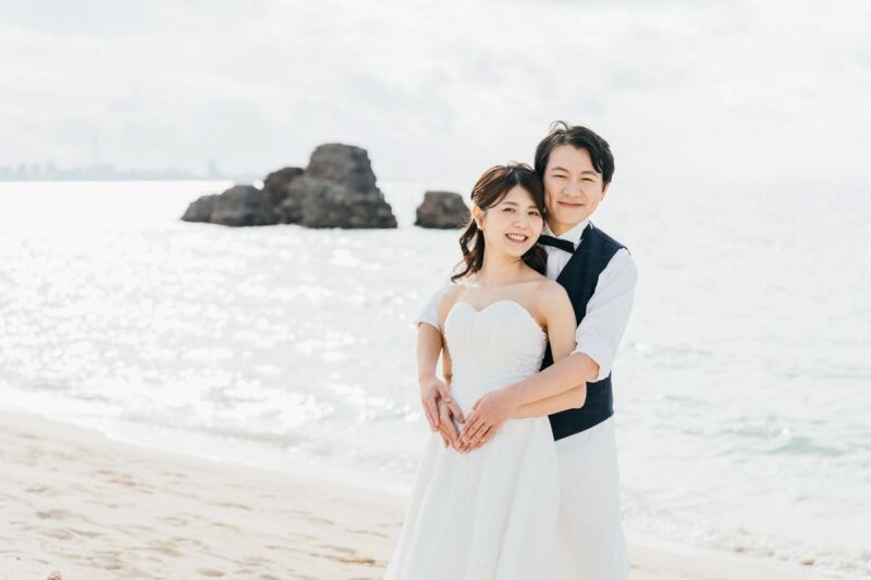 ぬくもり伝わる海辺のハグ