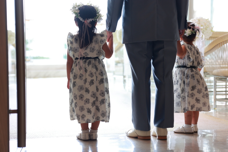 〈ご新郎さまのご入場〉エスコート役はもちろん娘様