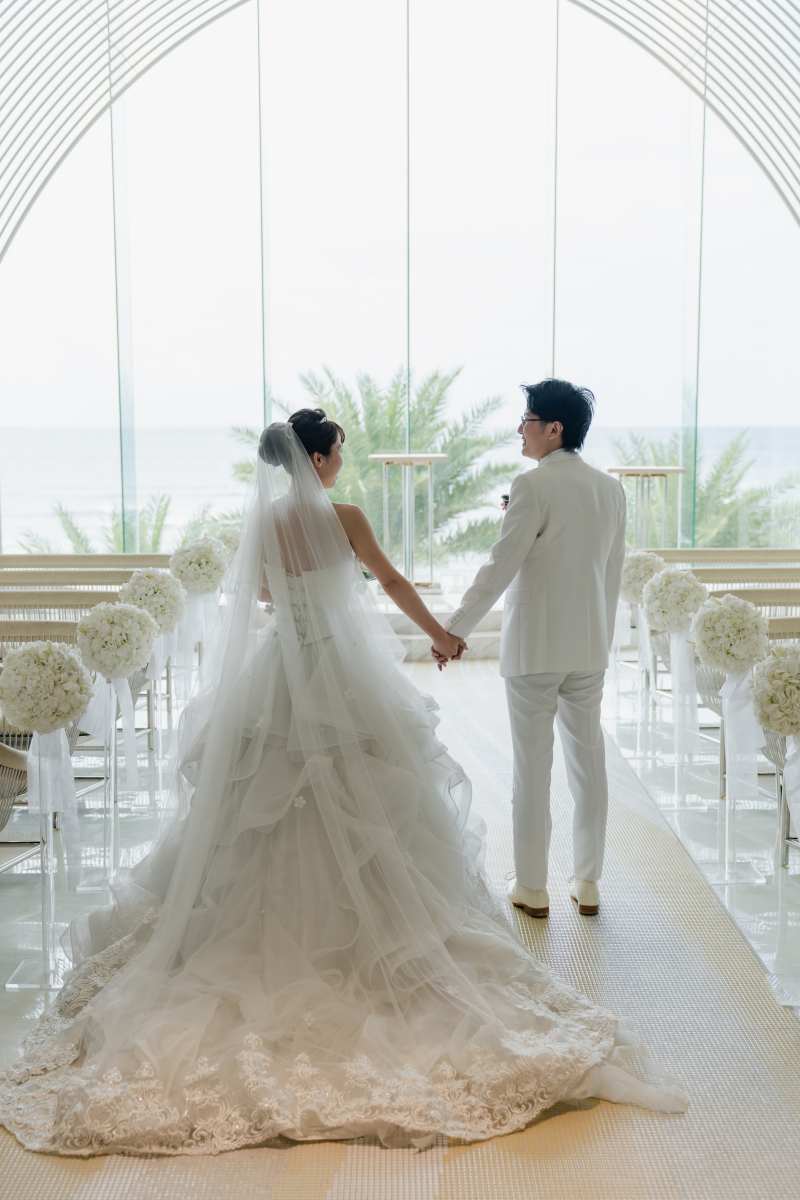 新郎新婦のご入場です！！見つめ合うふたりが素敵*