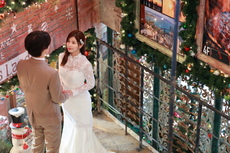 手を取り合って