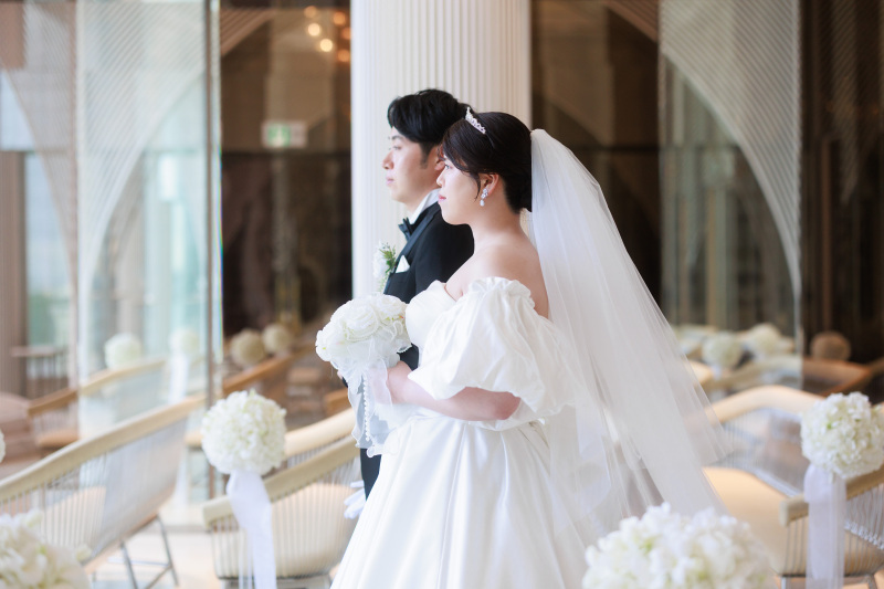 新郎新婦のご入場！凛とした姿でまっすぐ歩くふたり