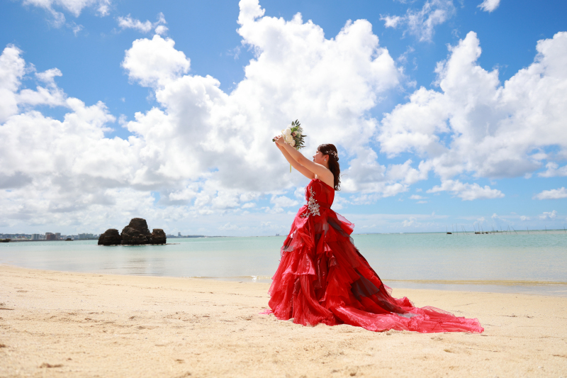 大胆で可愛い赤いドレスでビーチに舞い降りたお姫様