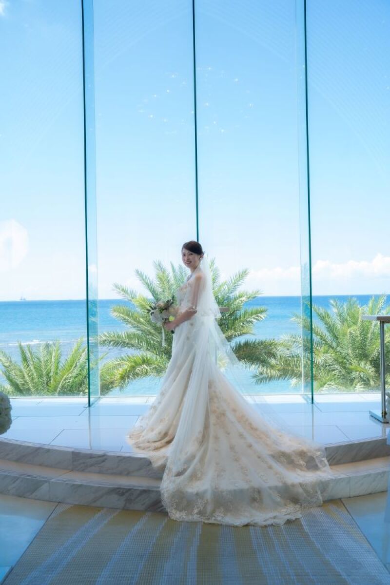 上品なドレスに包まれた美しい新婦様のソロショット