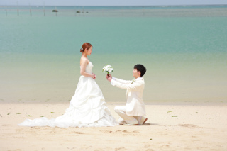 沖縄の海をバックに♡