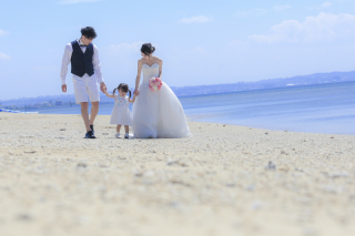 沖縄の輝くビーチでファミリーフォト☆彡