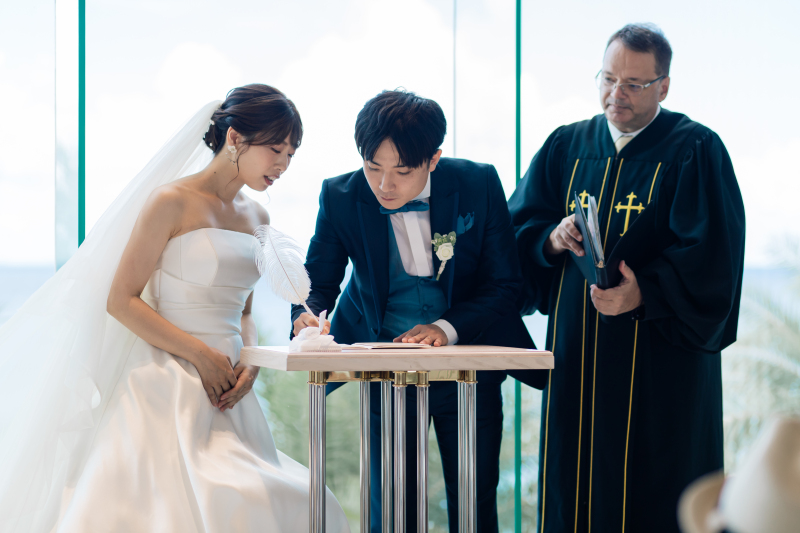 結婚証明書にご署名♡ふたりの明るい未来、愛の証。