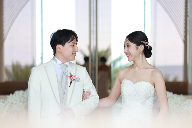 沖縄の美しい風景の中で、愛を育むウエディング撮影