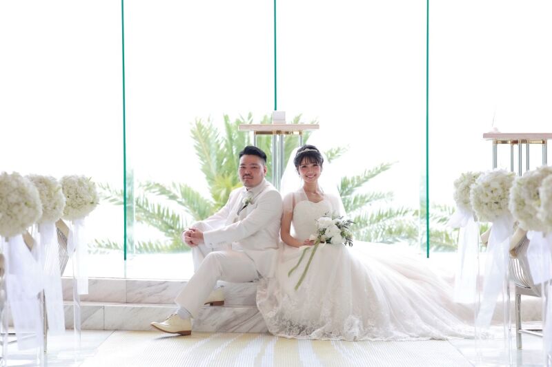 優しい自然光に包まれて、おふたりの幸せオーラ全開