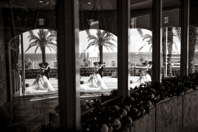 窓ガラスに映る二人