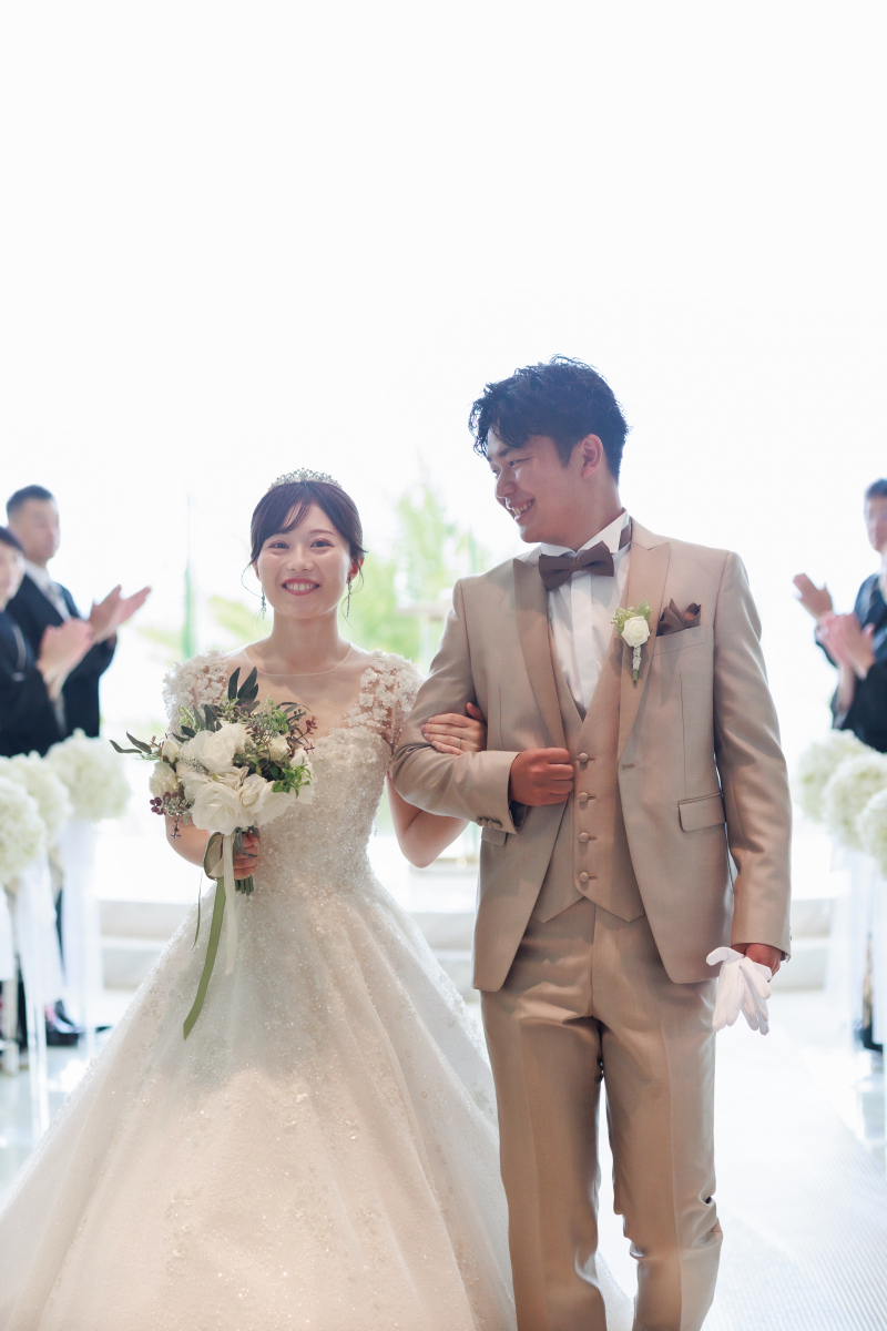 幸せいっぱい♡無事に挙式を終えて拍手の中ご退場♪