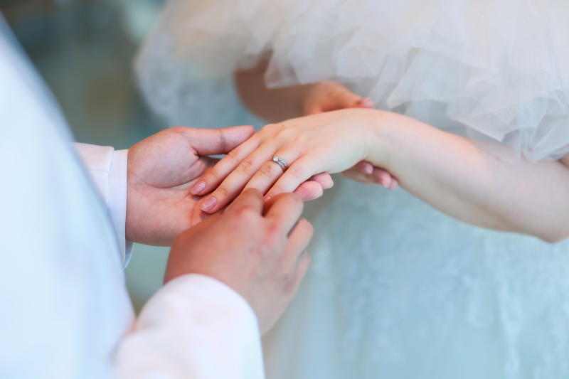 永遠の愛を誓う指輪交換の瞬間♪新郎様から新婦様へ